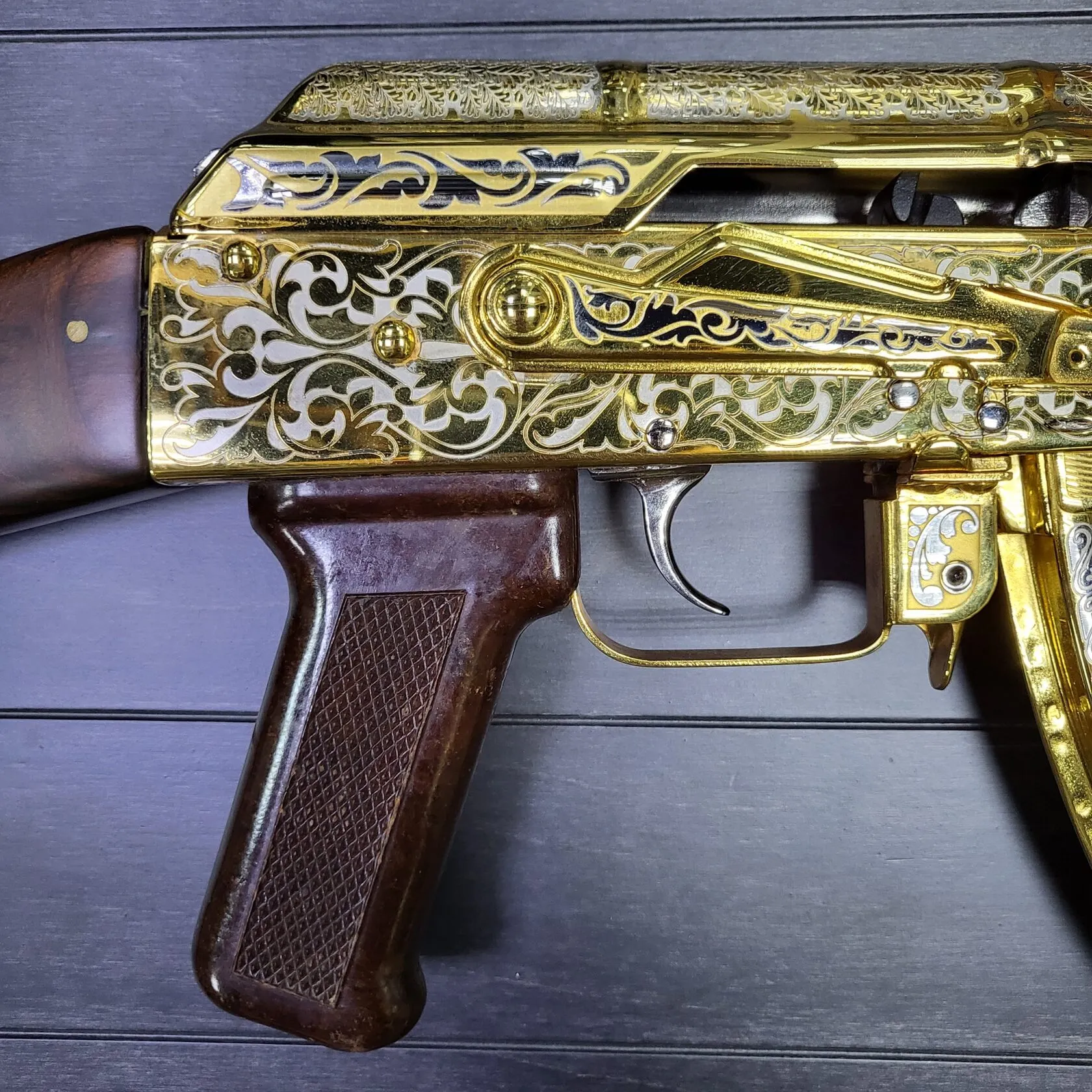 АК украшенный